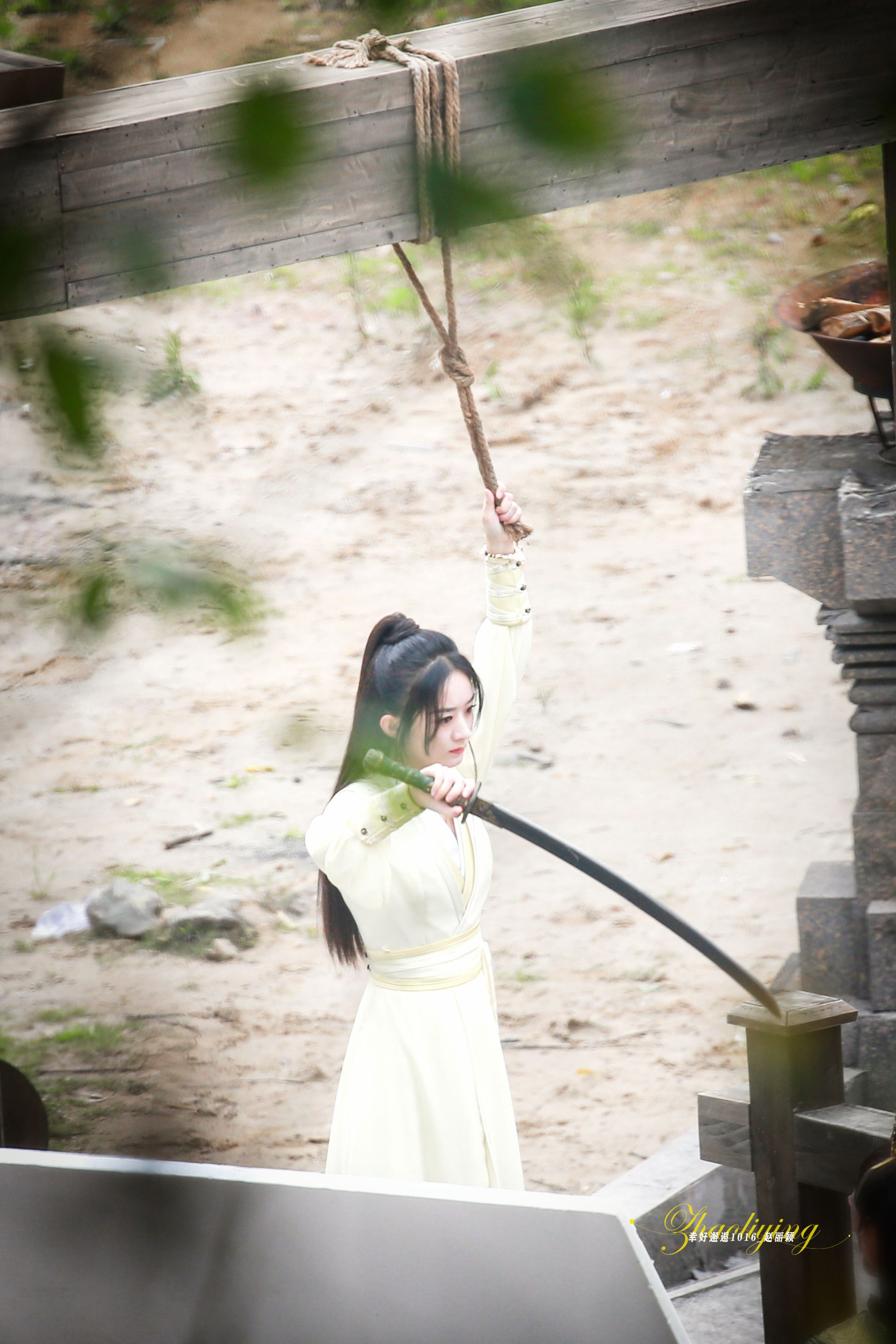 超美！赵丽颖新剧路途照曝光，一身“淡黄的长裙“好飒！