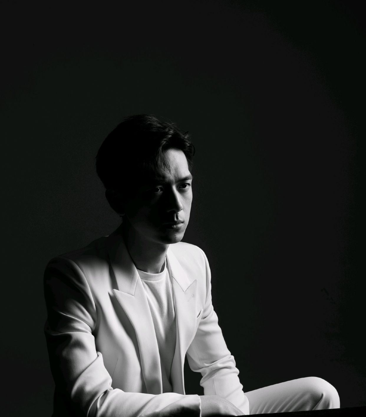 太帅了！李现拍摄黑白质感大片，展现宽厚肩膀精致背影杀！