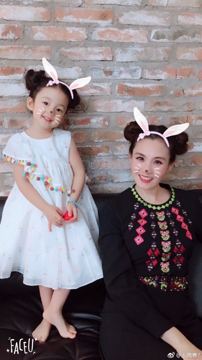 小泡芙绑双丸子头！兔耳朵、手托脸歪头甜笑萌炸