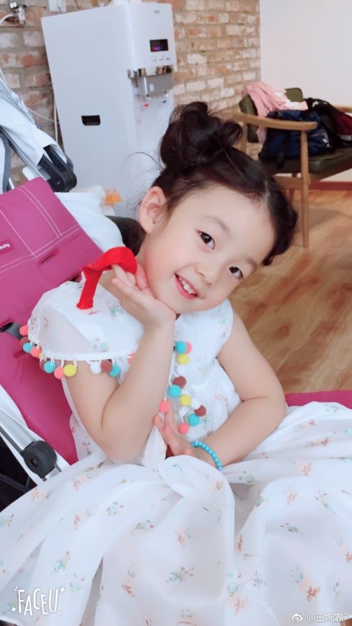 小泡芙绑双丸子头！兔耳朵、手托脸歪头甜笑萌炸