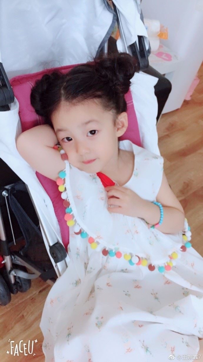 小泡芙绑双丸子头！兔耳朵、手托脸歪头甜笑萌炸