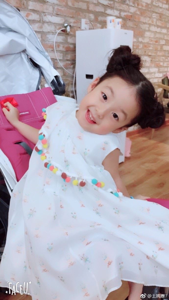 小泡芙绑双丸子头！兔耳朵、手托脸歪头甜笑萌炸