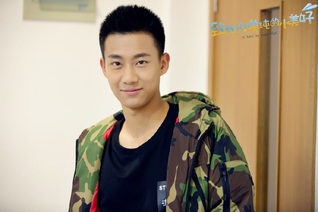 「牛奶白皮肤」根本韩偶像!《小美好》吴柏松学生照曝光