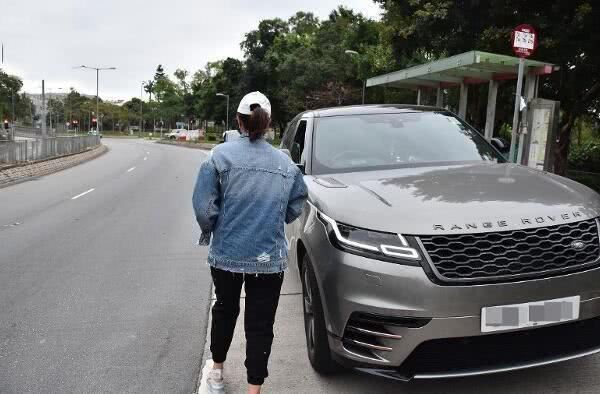 杨怡怀孕首度亮相，挺着大肚子开车出街！