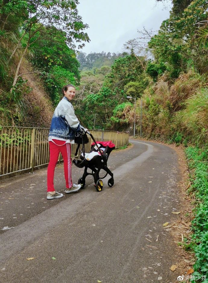 蔡少芬带儿子到户外散步，母子互动画面感超温馨！