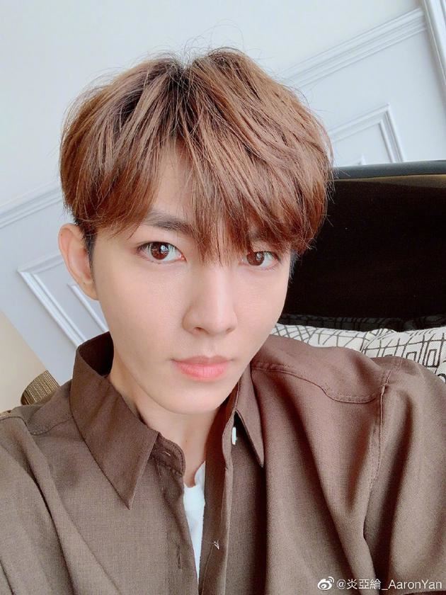 炎亚纶自拍照放电，发型颜色充满少年感！