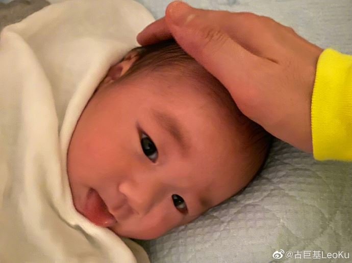 古巨基晒儿子正面照，样子超像爸爸，颜值也超高！