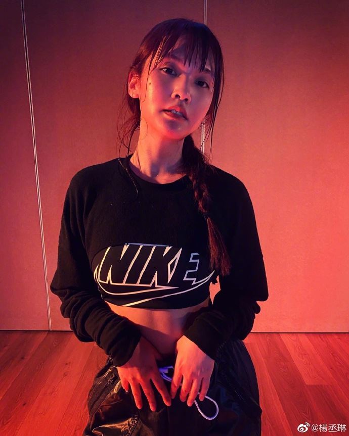 【多图】杨丞琳扎辫子认真做运动， 大晒完美身材！