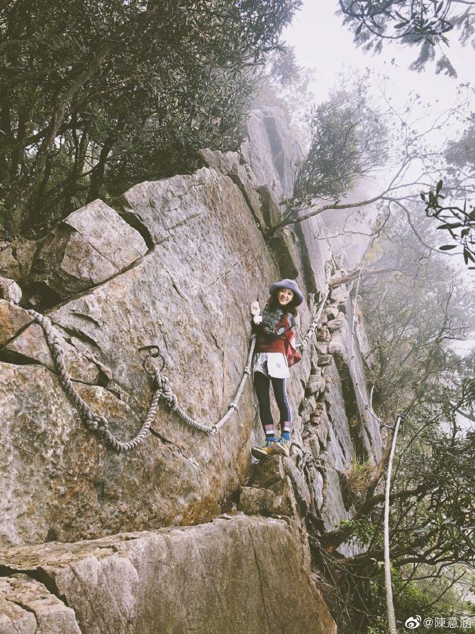 感觉好危险！陈意涵po登山照， 悬崖峭壁攀爬场面超刺激！