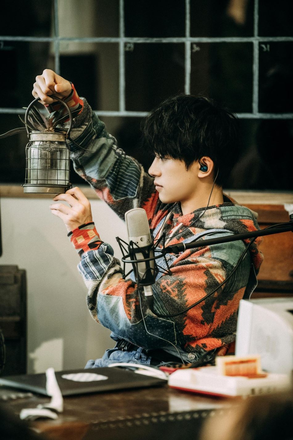 【多图】《朋友请听好》易烊千玺身穿复古背带裤， 文艺感爆棚！