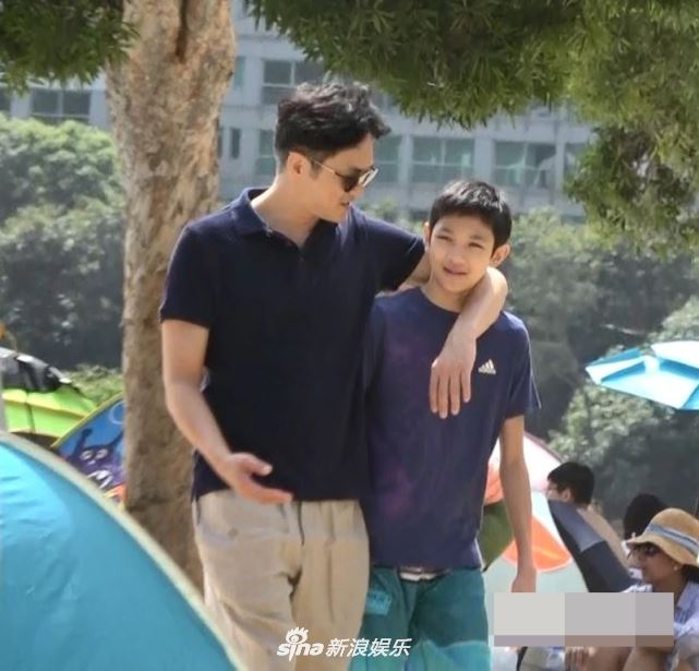张智霖袁咏仪带儿子出游玩被拍到!儿子眼睛弯弯帅气十足!