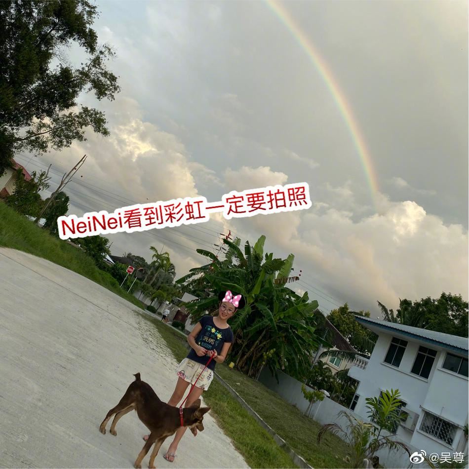 吴尊晒一家人日常，neinei遛狗max骑脚踏车，画面超温馨！