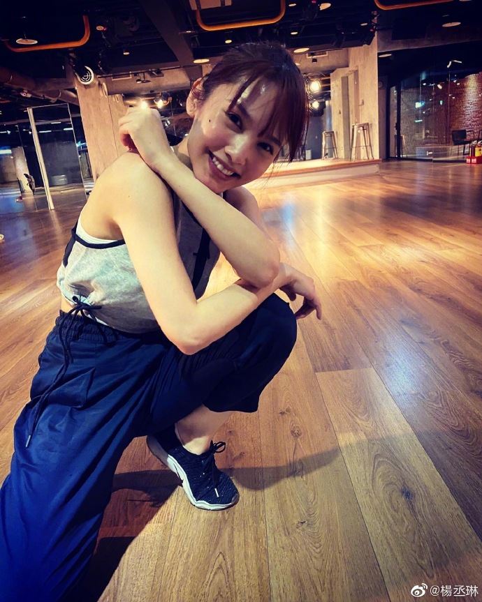 杨丞琳健身晒性感美照，po文喊累：怪老师太变态！