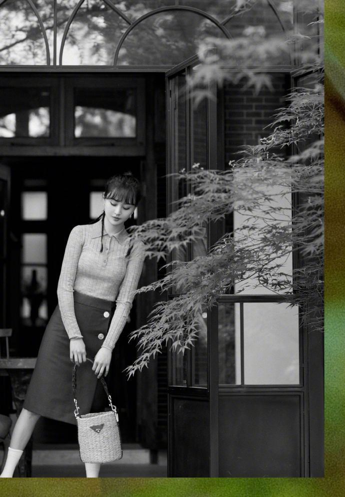 超漂亮！郑爽留齐刘海绑麻花辫，展示淑女气质！