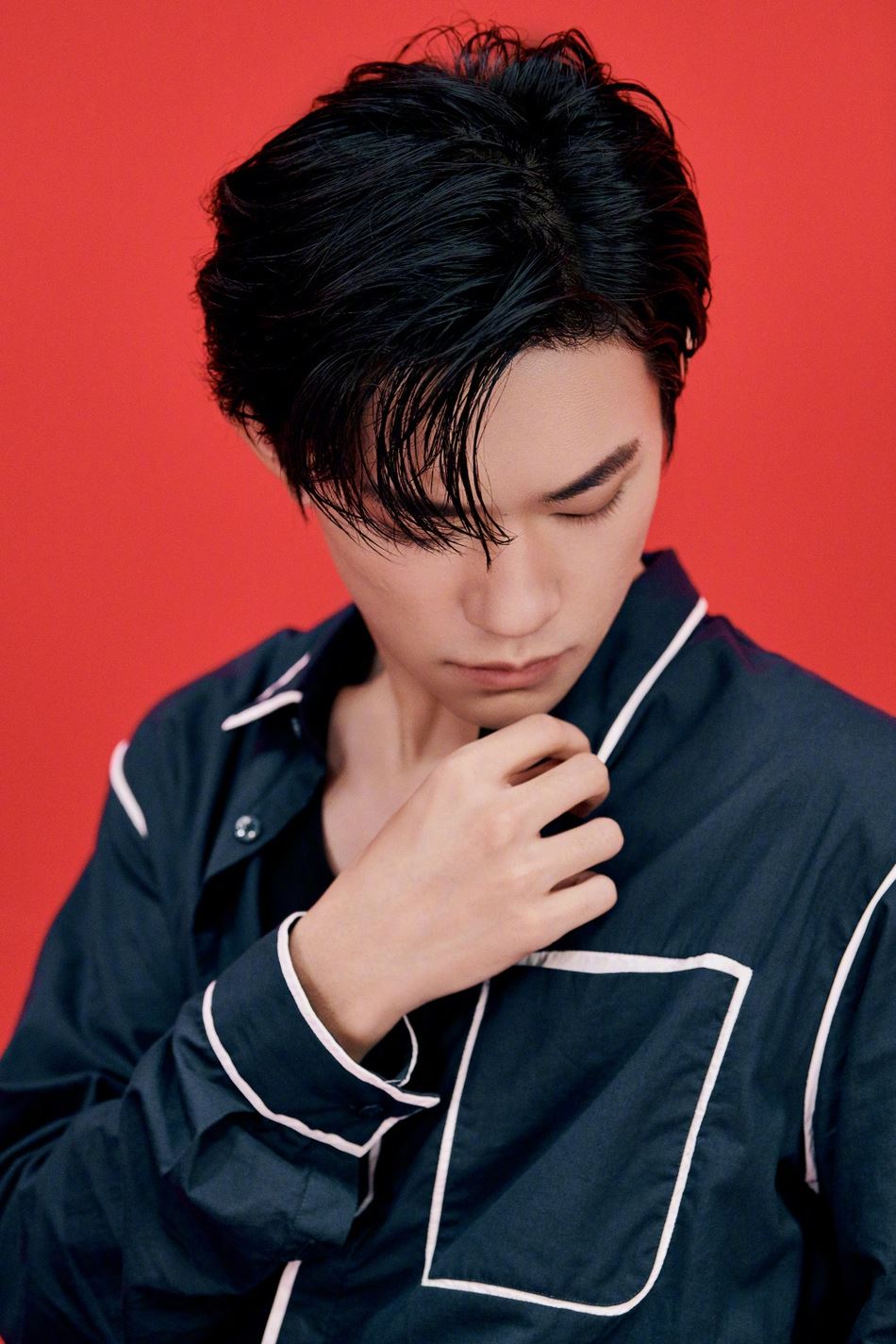 【多图】易烊千玺写真照曝光，大湿发蓝衬衫帅气迷人！