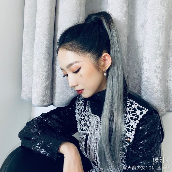 孟美岐全新造型！银发马尾展示眼神杀，霸气十足！