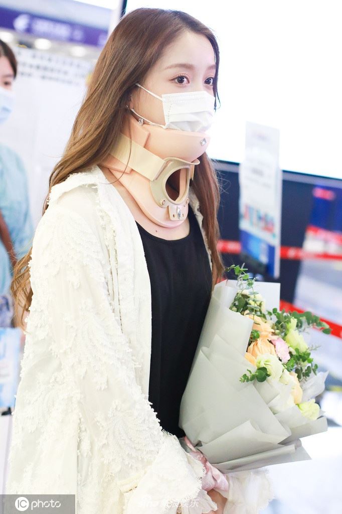 《创3》姜贞羽因伤退赛后首次亮相，脖子戴颈托粉丝心疼！