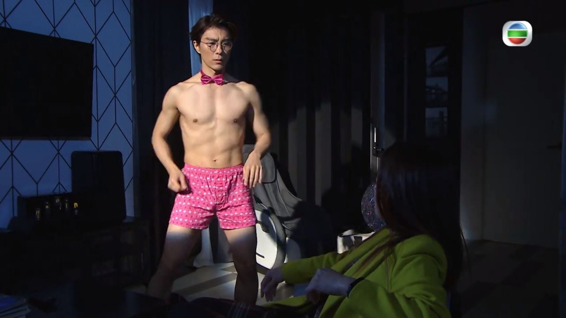 【爱·回家】张景淳裸露身体“色诱”吕慧仪，六块腹肌跳性感舞！