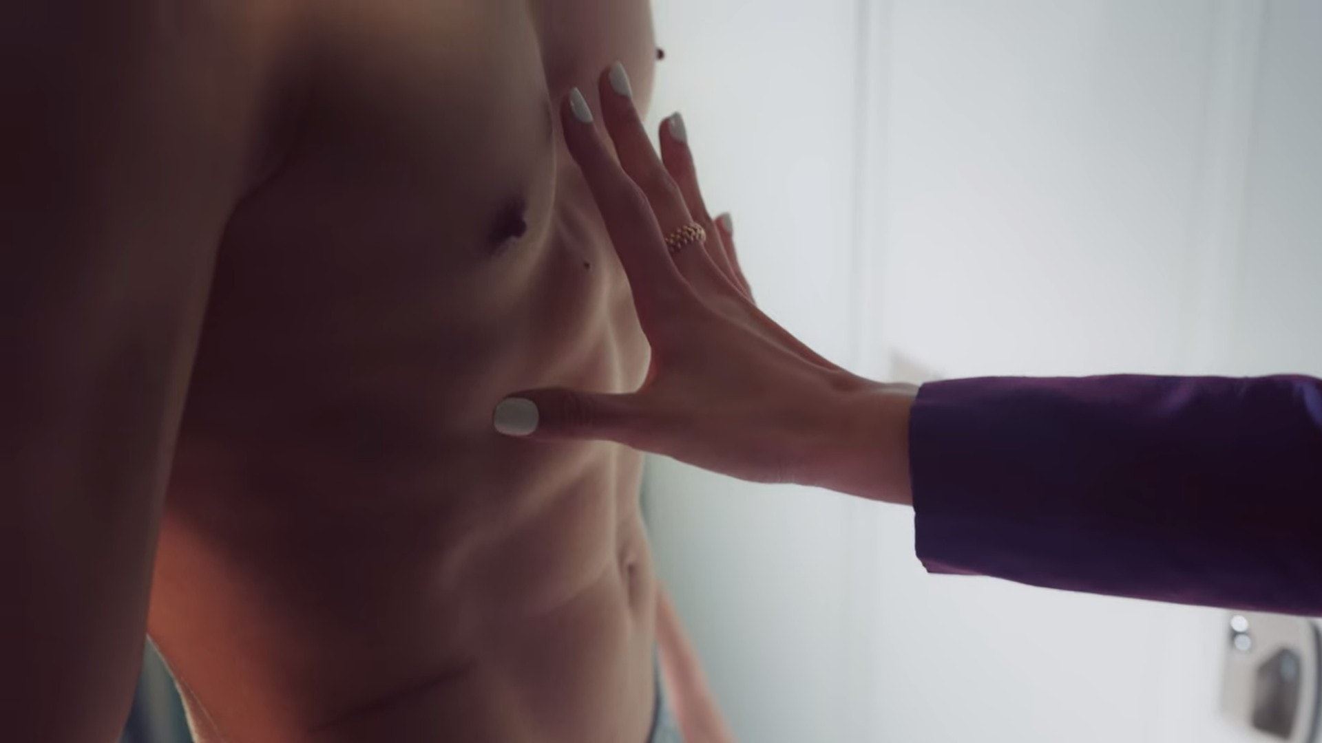 金秀贤被徐睿知袭胸！他一脸娇羞脸红超尴尬！