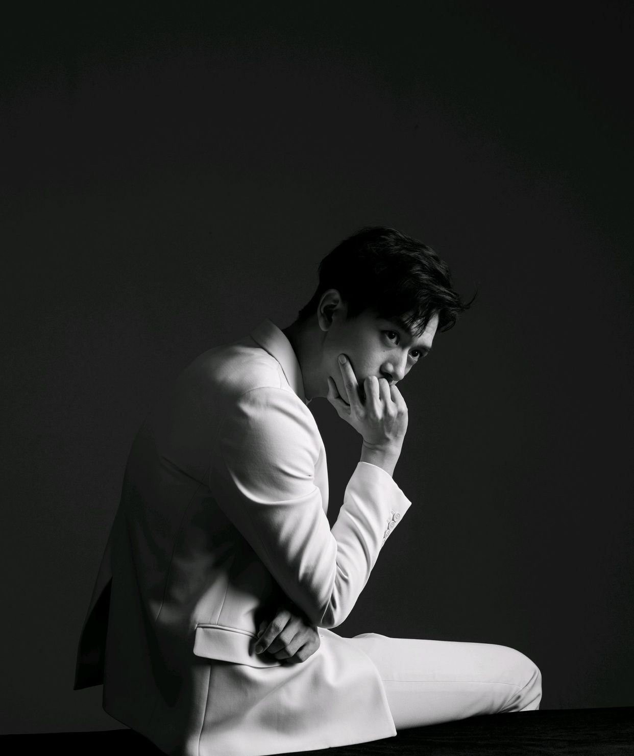 太帅了！李现拍摄黑白质感大片，展现宽厚肩膀精致背影杀！