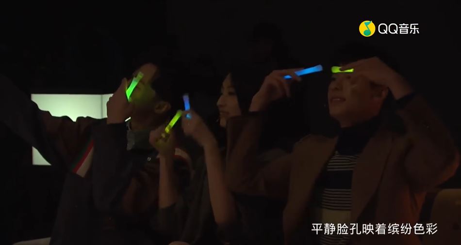 【想见你】线上音乐会，伍佰演唱《last dance》聚齐一众演员狂甩荧光棒！