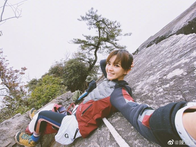 感觉好危险！陈意涵po登山照， 悬崖峭壁攀爬场面超刺激！