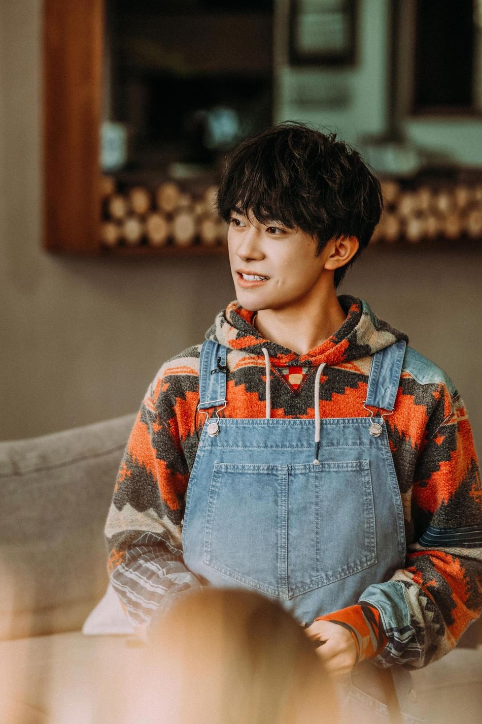 【多图】《朋友请听好》易烊千玺身穿复古背带裤， 文艺感爆棚！