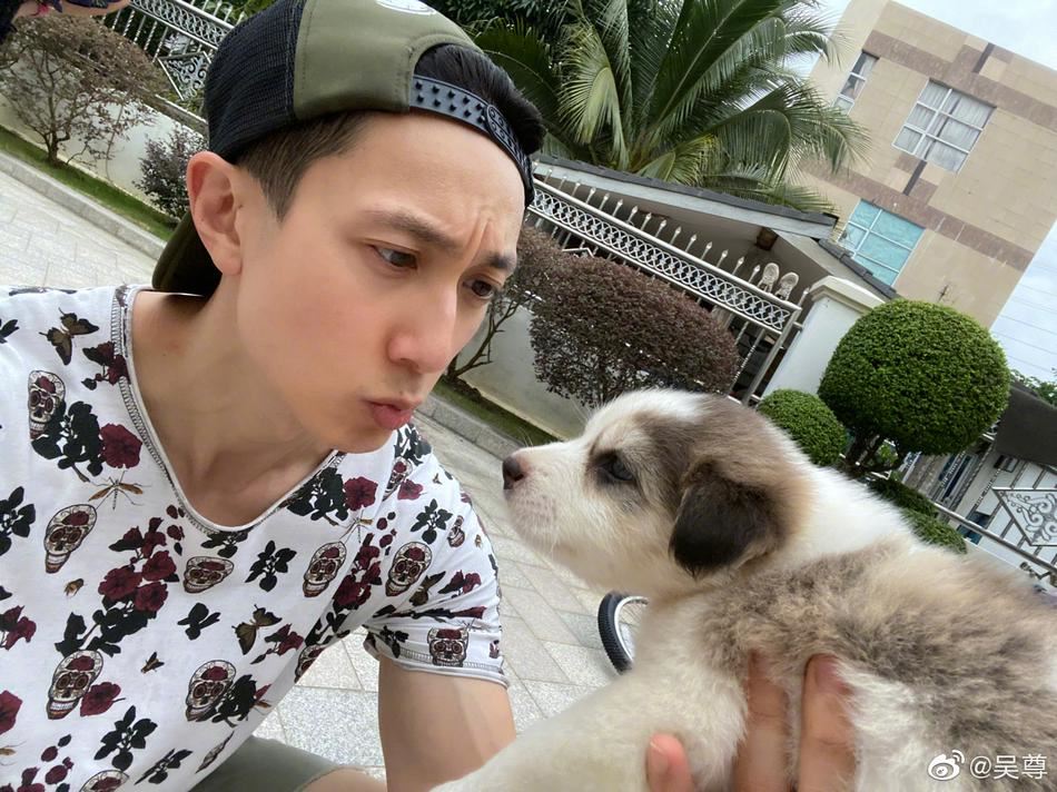 吴尊晒一家人日常，neinei遛狗max骑脚踏车，画面超温馨！