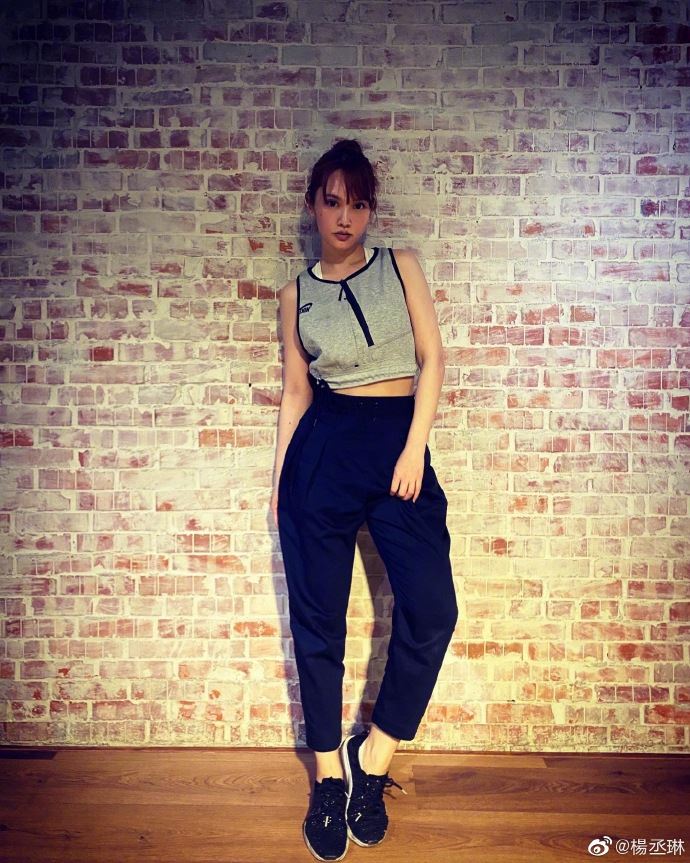 杨丞琳健身晒性感美照，po文喊累：怪老师太变态！