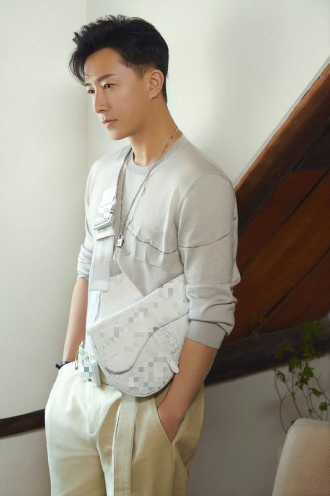 超恩爱！韩庚卢靖姗写真照曝光，深情望向妻子画面超温馨！