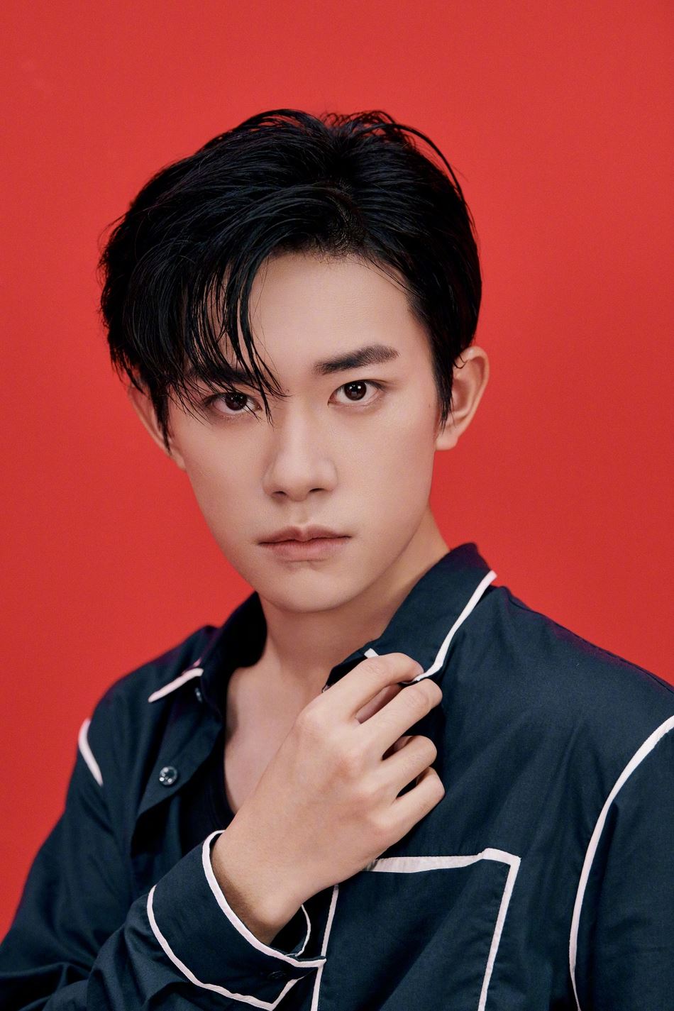 【多图】易烊千玺写真照曝光，大湿发蓝衬衫帅气迷人！