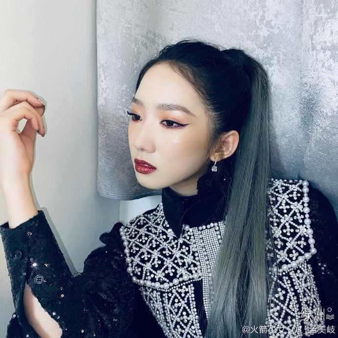 孟美岐全新造型！银发马尾展示眼神杀，霸气十足！