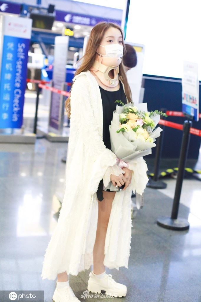 《创3》姜贞羽因伤退赛后首次亮相，脖子戴颈托粉丝心疼！