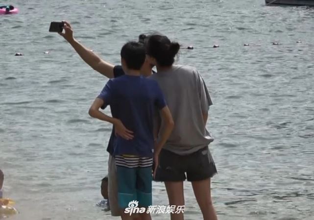 张智霖袁咏仪带儿子出游玩被拍到!儿子眼睛弯弯帅气十足!