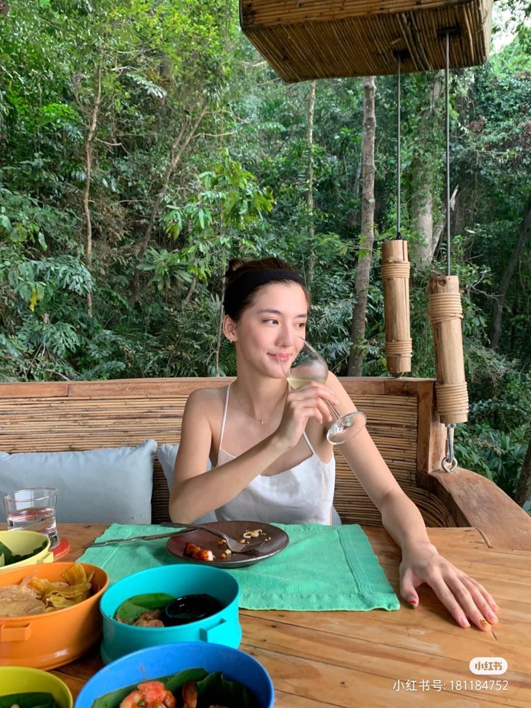 【多图】吴千语狂晒性感露背泳衣，玩转泰国来个大解放！