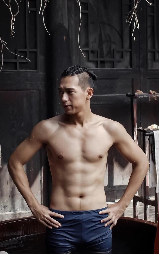 李现的好身材，原来是这样练回来的！根本不敢吃xx！