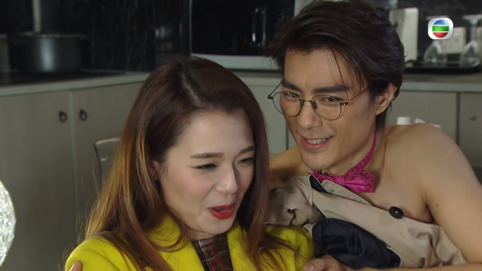 【爱·回家】张景淳裸露身体“色诱”吕慧仪，六块腹肌跳性感舞！