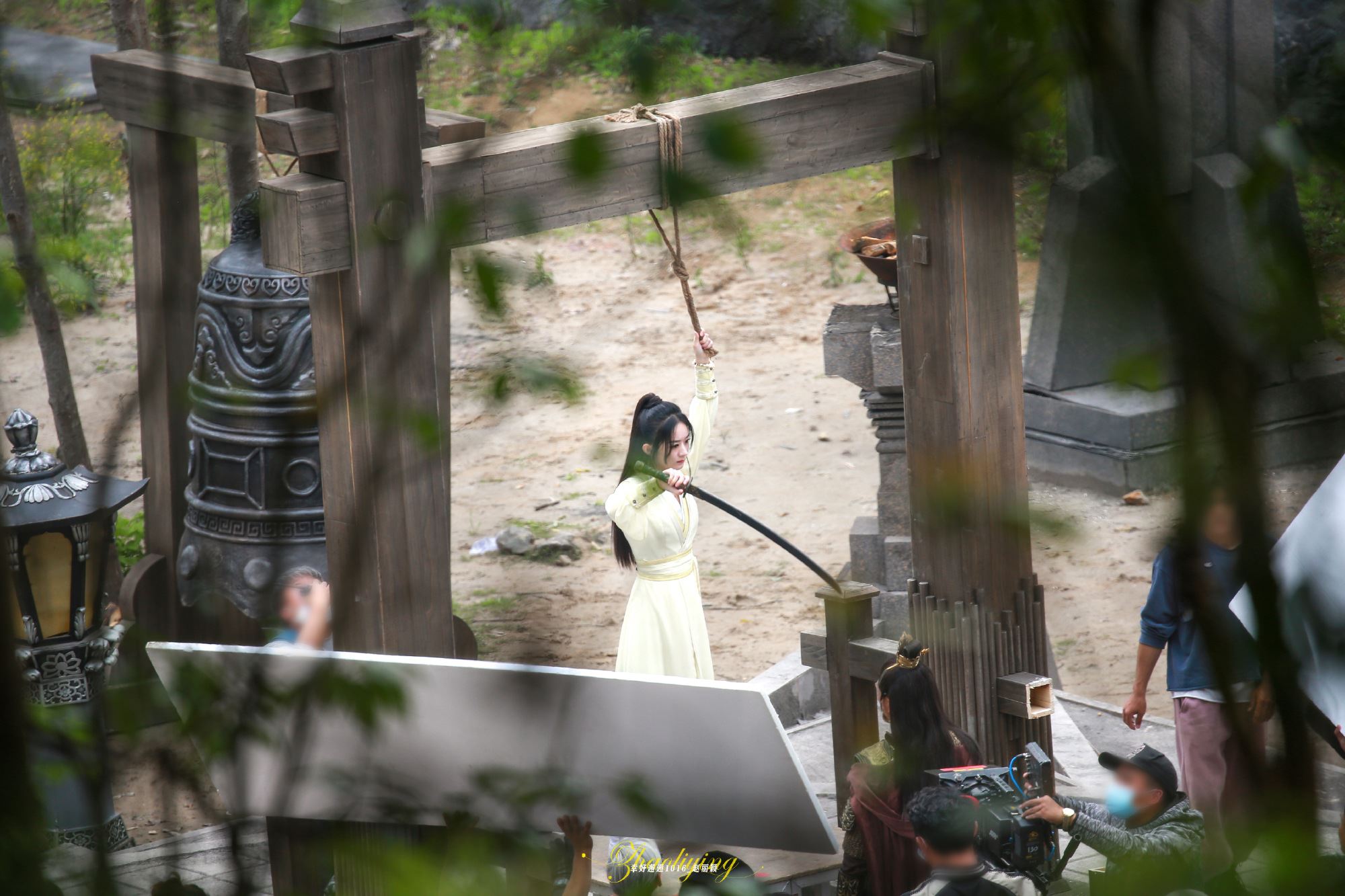 超美！赵丽颖新剧路途照曝光，一身“淡黄的长裙“好飒！