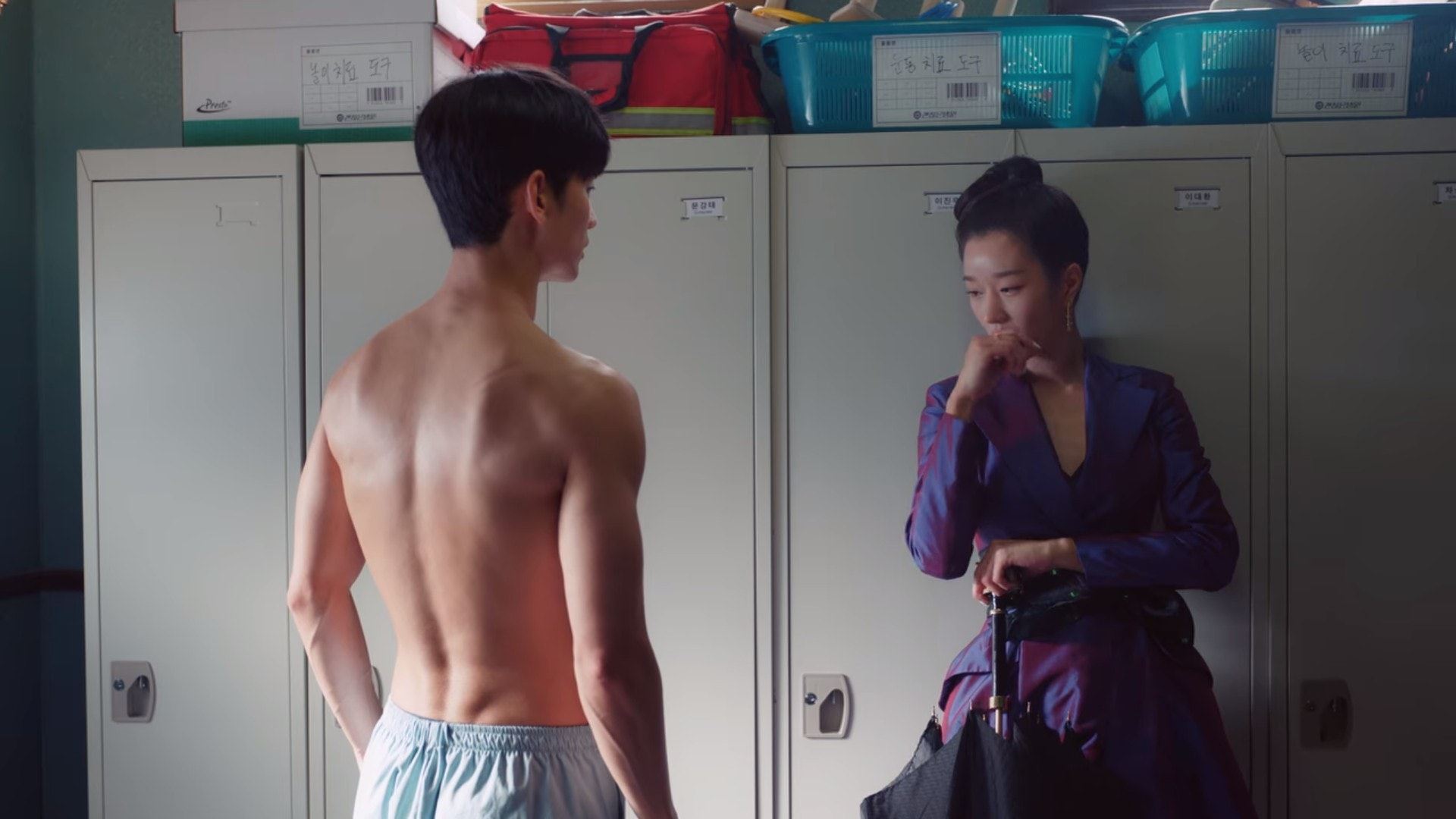 金秀贤被徐睿知袭胸！他一脸娇羞脸红超尴尬！