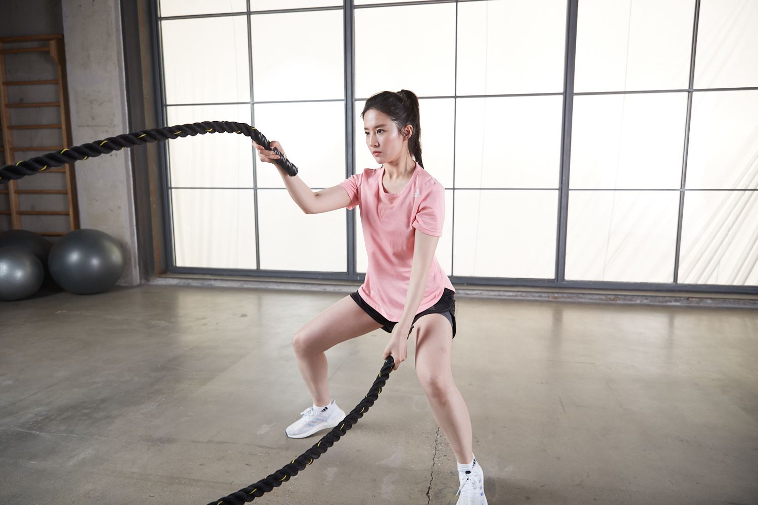 刘亦菲运动装锻炼身体，素颜上阵美到令人心动！