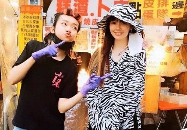 郭碧婷一身宽松斑马装,刻意挡住小肚凸,被网友怀疑已怀孕!