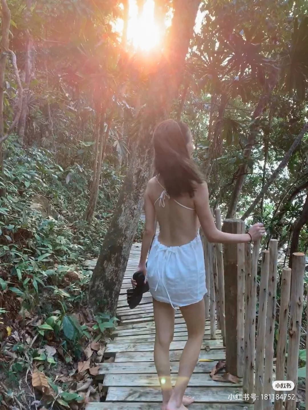 【多图】吴千语狂晒性感露背泳衣，玩转泰国来个大解放！