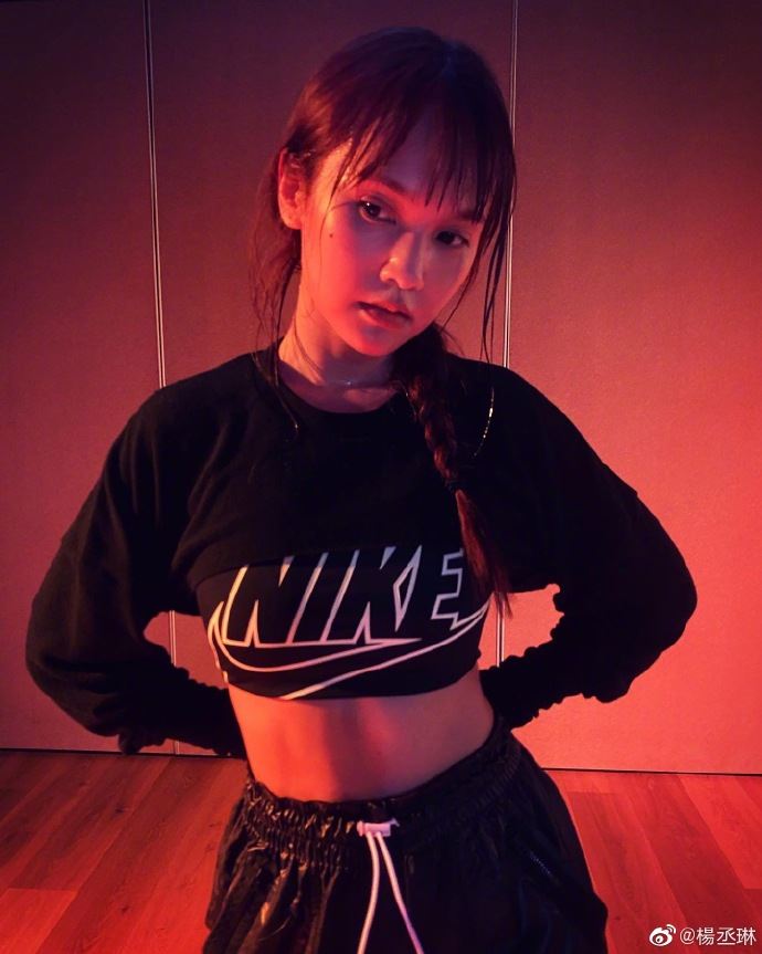 【多图】杨丞琳扎辫子认真做运动， 大晒完美身材！