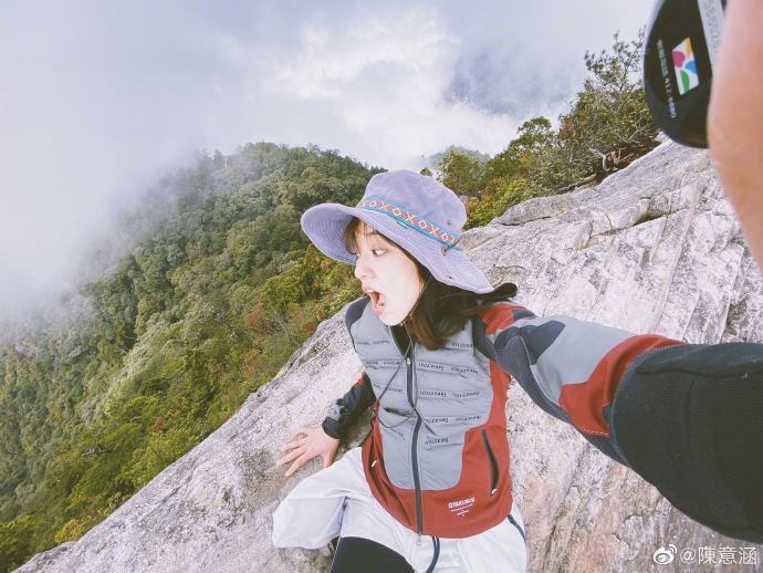 感觉好危险！陈意涵po登山照， 悬崖峭壁攀爬场面超刺激！