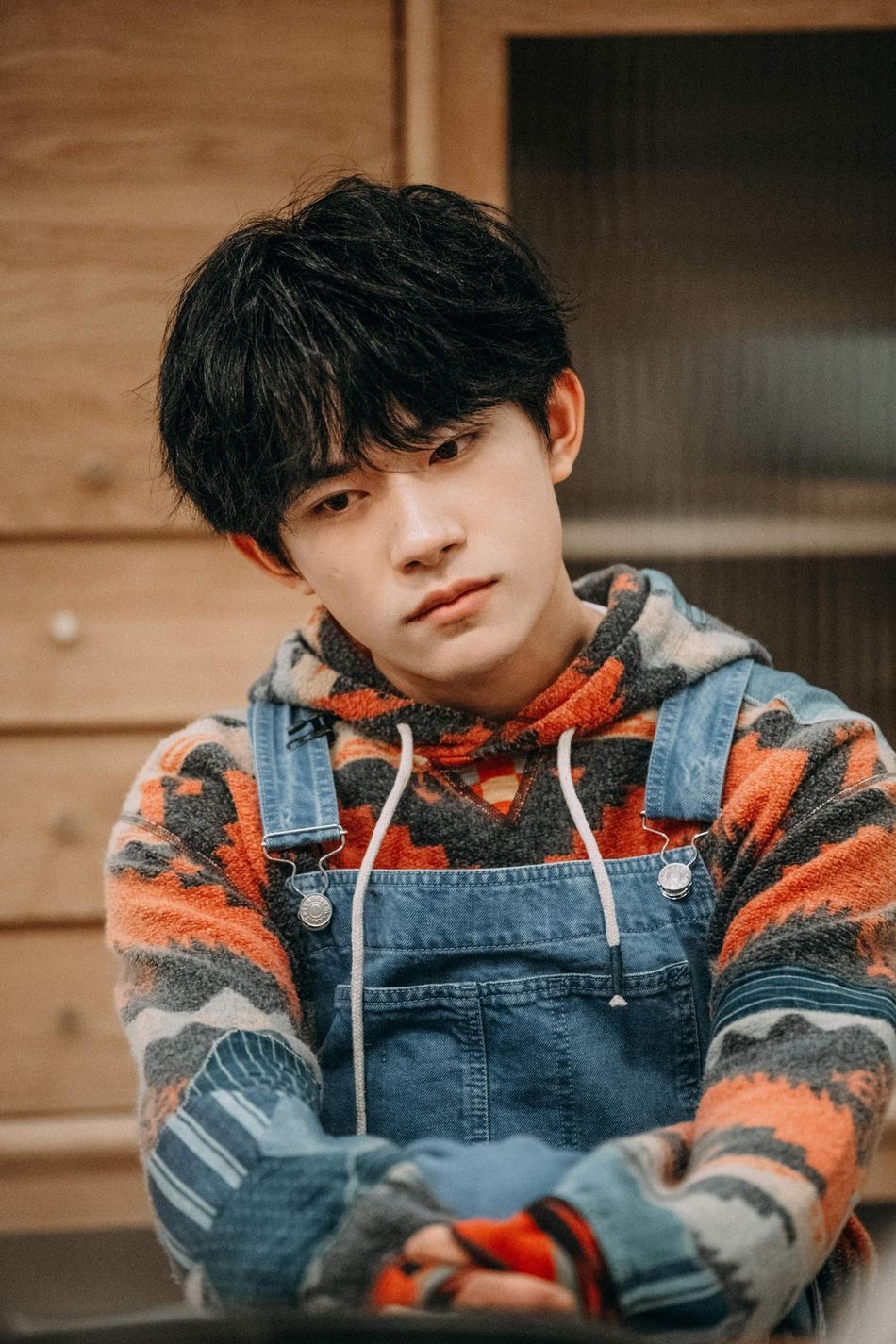 【多图】《朋友请听好》易烊千玺身穿复古背带裤， 文艺感爆棚！