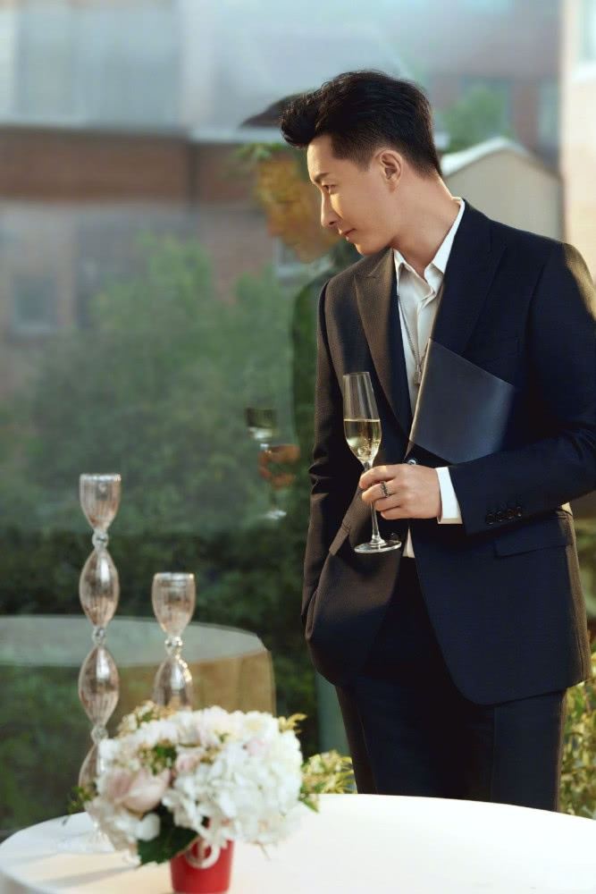 超恩爱！韩庚卢靖姗写真照曝光，深情望向妻子画面超温馨！