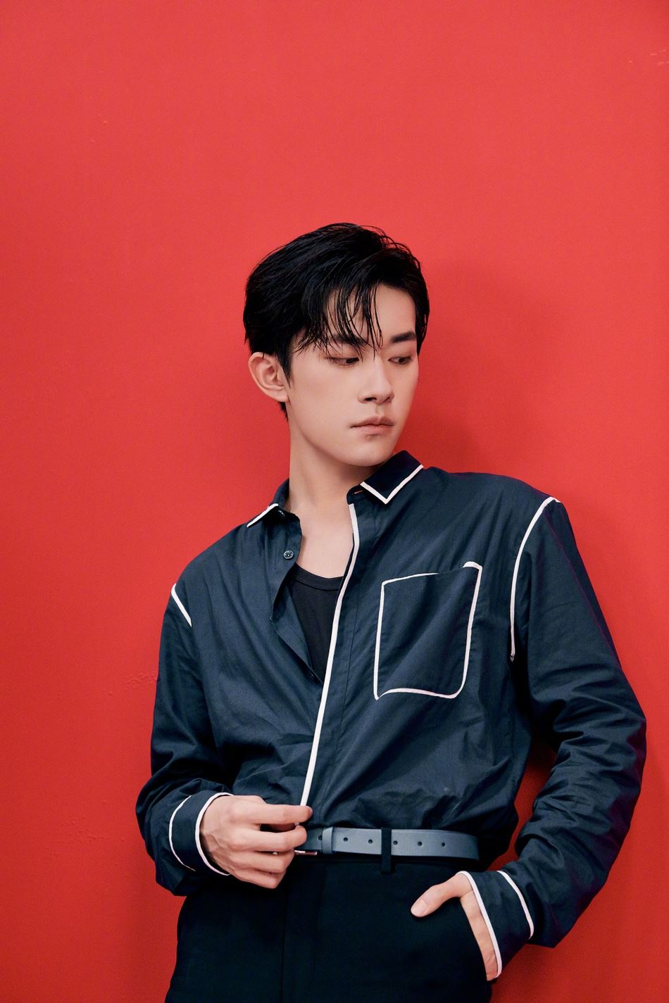 【多图】易烊千玺写真照曝光，大湿发蓝衬衫帅气迷人！