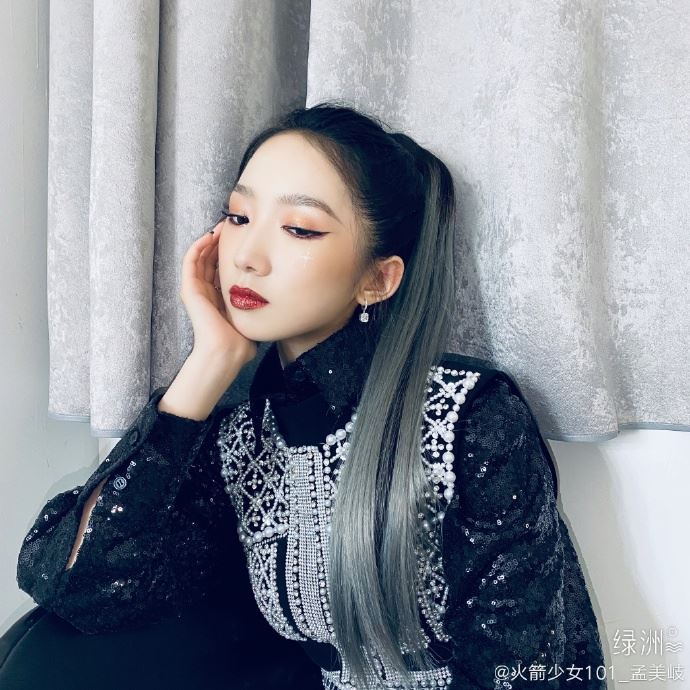 孟美岐全新造型！银发马尾展示眼神杀，霸气十足！