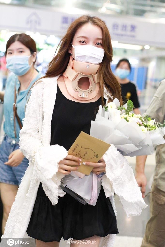 《创3》姜贞羽因伤退赛后首次亮相，脖子戴颈托粉丝心疼！