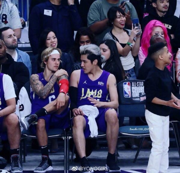 两大偶像!小贾参加nba全明星名人赛 罕见与吴亦凡同坐聊天